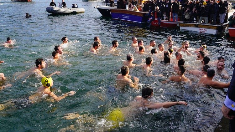 Schwimmer in Istanbul suchen das Kreuz, 6.1.2024 © Marion Sendker