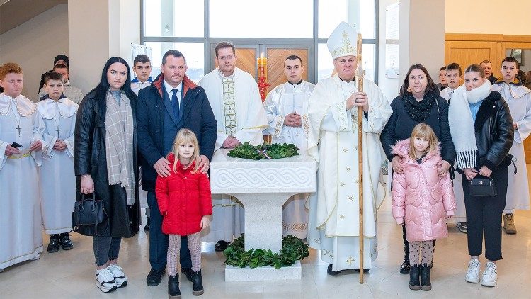 Biskup Vlado Košić s dobročiniteljima uz novopostavljenu krstionicu u Petrinji  (Foto: Stjepan Vego) 