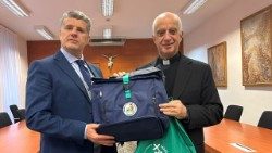 Mgr Rino Fisichella tenant le sac à dos du pèlerin pour le Jubilé 2025.