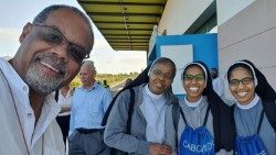 Dom Ildo Fortes, a Irmã Rosa Rocha e as duas Orionitas timorenses, recém-chegadas a Cabo Verde
