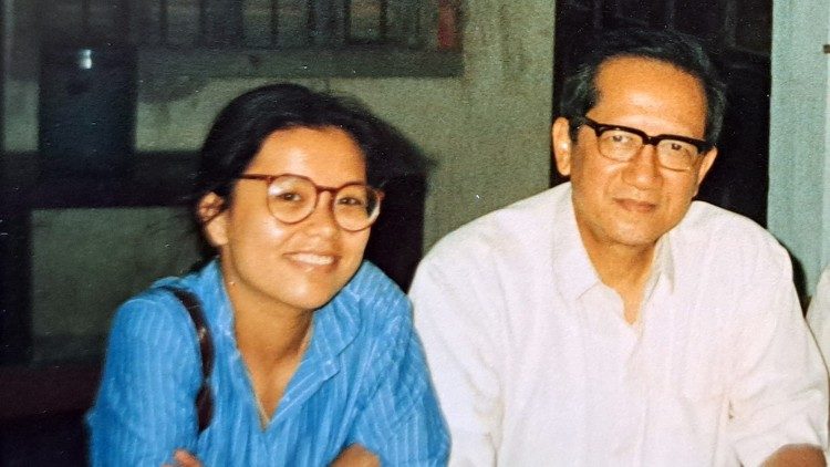 Recontre entre Mgr Thuan et Claire Tran à Hanoï en 1989.