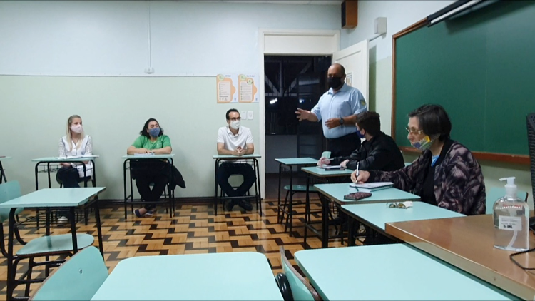 Sérgio Velasques Garcia, de pie, durante la reunión fundacional del grupo CES Mãos em Ação