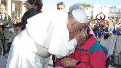 Papa Francesco incontra l'uomo col volto sfigurato all'udienza generale del 6 novembre 2013