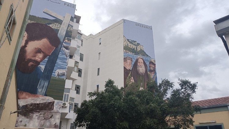 I due murales realizzati sui palazzi che guardano sulla Cittadella del povero e della speranza di via Decollati a Palermo. Foto di Riccardo Rossi