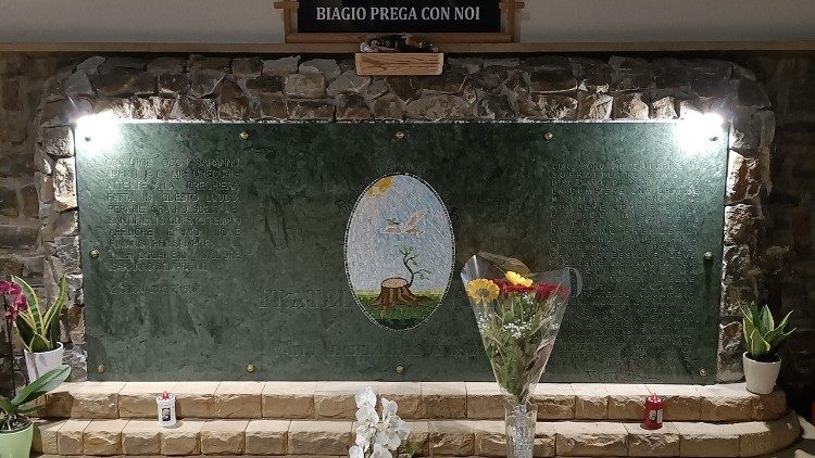 Un' altra immagine della tomba di fratel Biagio Conte (1963-2023), nella chiesa  "Casa di preghiera per tutti i popoli". Foto di Riccardo Rossi