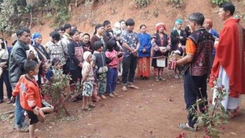 Mianmar: missionários abandonam diocese para viver em campos de refugiados