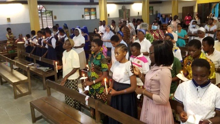 Comboniane e giovani in preghiera per la pace e contro la tratta