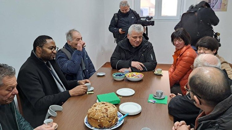 Il cardinale Krajewski insieme agli ospiti della Casa dell'Amicizia di Napoli