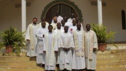 Padre Rui Santiago na Guiné-Bissau (no centro do grupo)