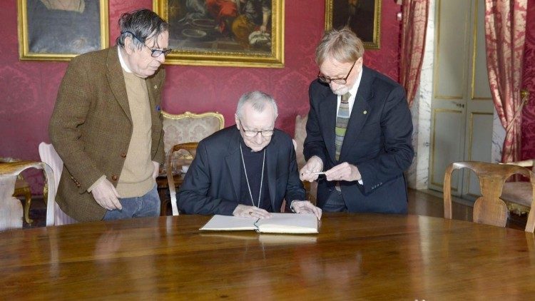 Parisi, Parolin e Antonelli al termine della conferenza "La Santa Sede e gli scenari di pace"