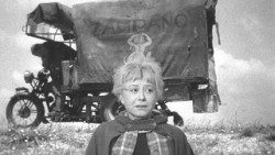 Giulietta Masina nel ruolo di Gelsomina ne "La Strada" di Fellini, il film celebra i suoi 70 anni