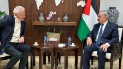Ministerpräsident Schtajjeh (r.) mit einem Besucher in Ramallah