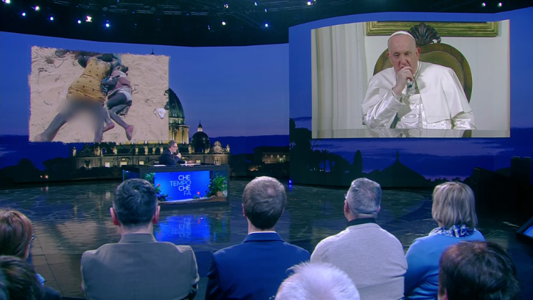 Papa Francesco parla del dramma dei migranti durante l'intervista a "Che tempo che fa"
