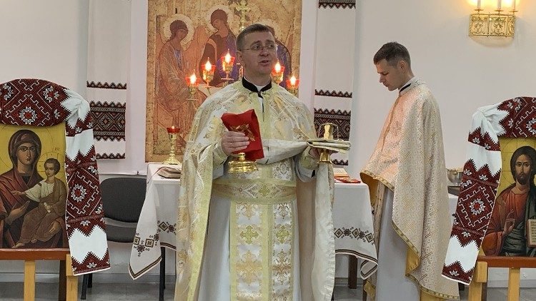 Padre Volodymyr Malshynn durante la divina liturgia