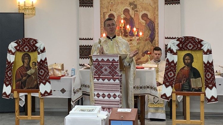 Célébration de la divine liturgie dans l'église souterraine de Vishneve