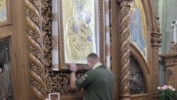 El padre Myron Horbovyj en oración ante el icono de la Virgen de Zarvanytsia, uno de los centros marianos más importantes del país