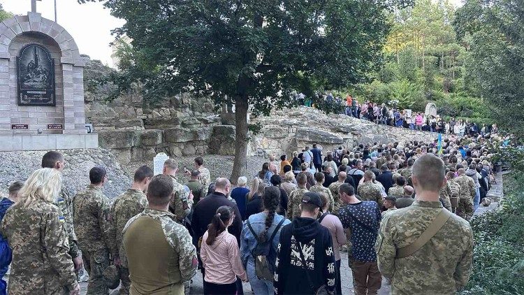 Una procesión religiosa en Ucrania a la que también asistieron los soldados