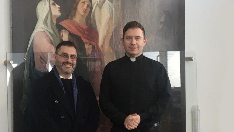 El enviado de Vatican News, Mario Galgano, con el pastor Kurt Susak en Davos.