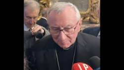 Kardinál Pietro Parolin při rozhovoru s novináři