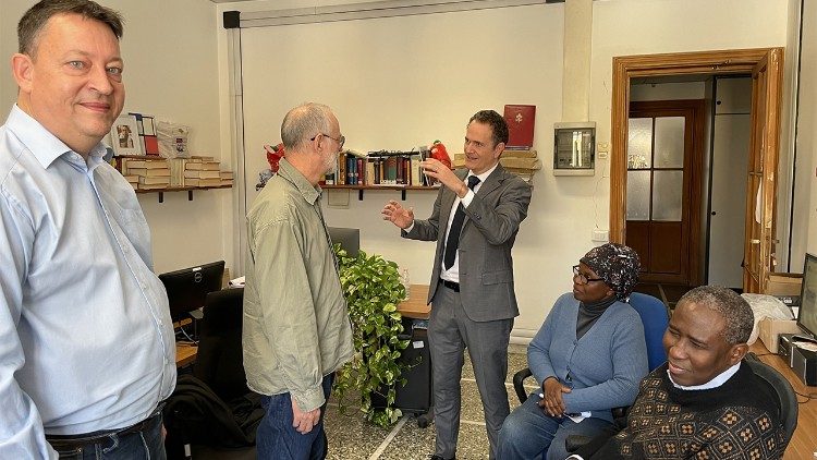 Padre Lohre parla col responsabile della testata, Massimiliano Menichetti, intorno i colleghi di lingua tedesca