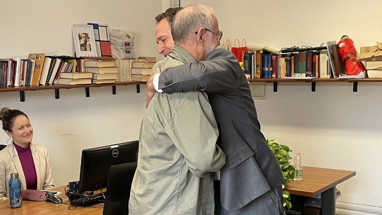 Fr. Lohre embraces Massimiliano Menichetti, the Managing Director of Vatican Radio - Vatican News