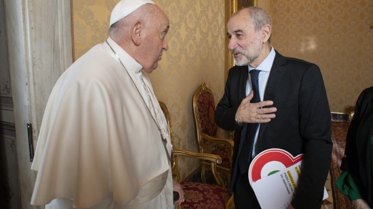 Papež František a profesor Massimo Gandolfini