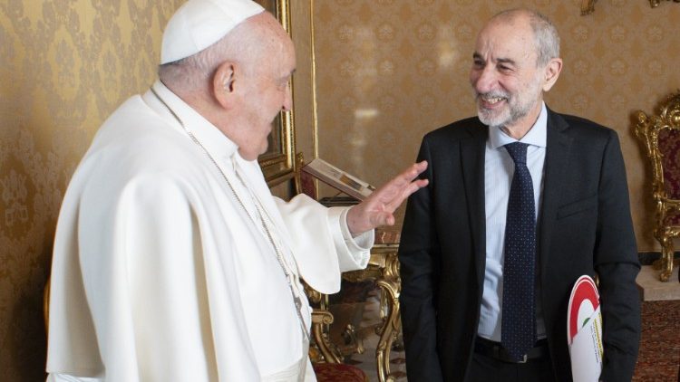 Um momento do encontro entre o Papa Francisco e Gandolfini