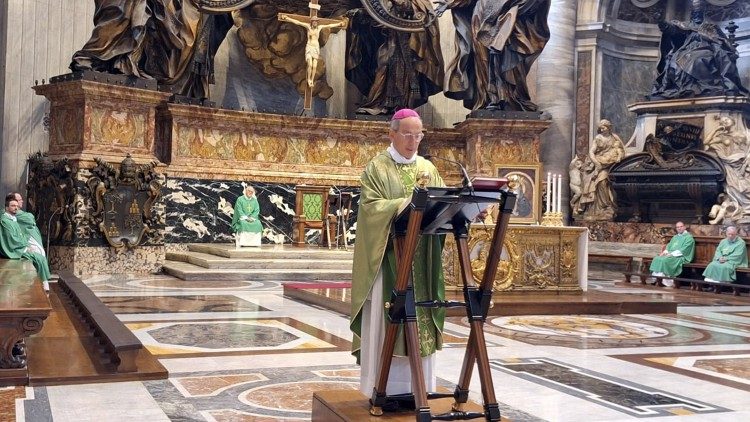 Il vescovo di Belluno-Feltre Renato Marangoni, nel corso dell'omelia della Messa celebrata nella Basilica di San Pietro