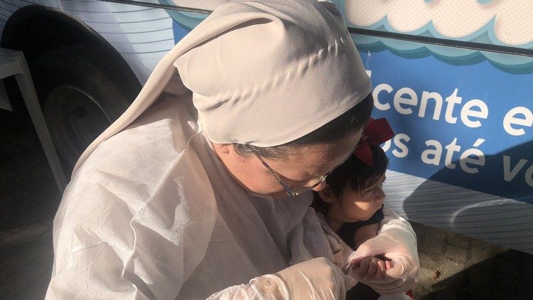 Sister Raquel (Daughter of Charity) in action at Micro da Caridade