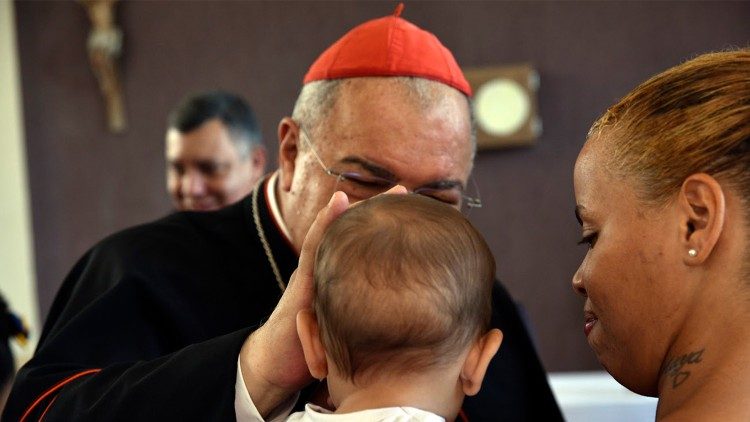 Cardeal Tempesta abençoa uma criança