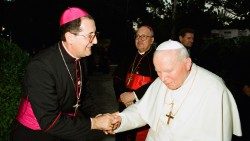 Il cardinale Beniamino Stella incontra Papa Giovanni Paolo II a Cuba nel 1998