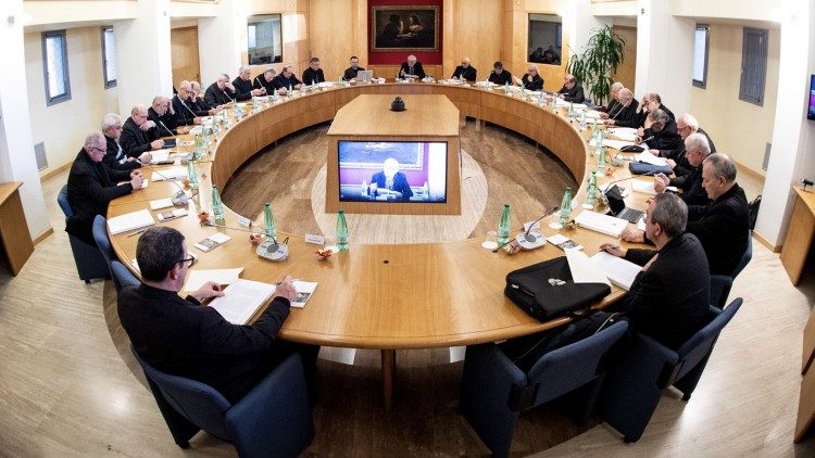 Il tavolo del Consiglio episcopale permanente della Cei, all'apertura della sessione invernale 