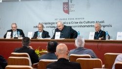 Abertura, realizada no auditório do Centro de Estudos do Sumaré: o  cardeal Orani Tempesta, arcebispo do Rio de Janeiro 