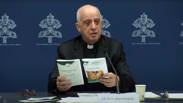L'arcivescovo Rino Fisichella in conferenza stampa