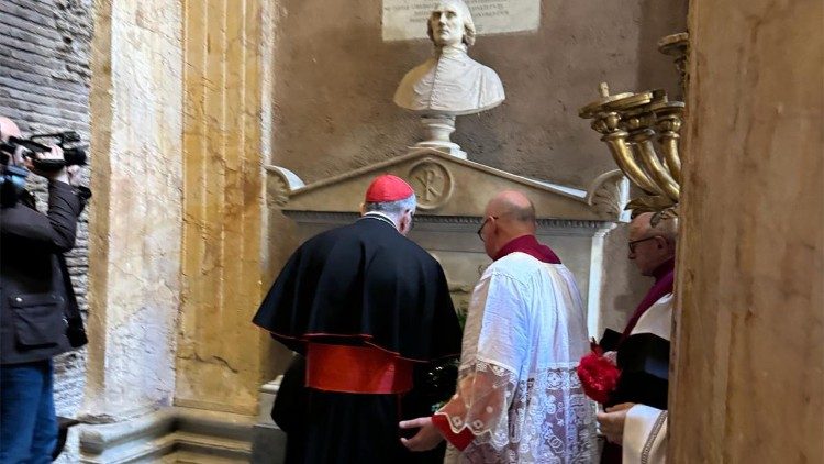 Il cardinale Parolin al Pantheon davanti al monumento di Consalvi