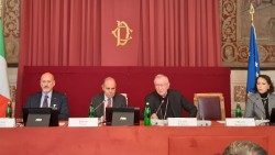 El cardenal Pietro Parolin en la presentación del Manifiesto Dignitas Curae, en el Palazzo Montecitorio,  Roma