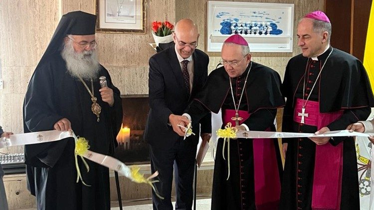 El Sustituto para los Asuntos Generales de la Secretaría de Estado, Monseñor Edgar Peña Parra, corta la cinta en la inauguración de la Nunciatura Apostólica en Chipre. 