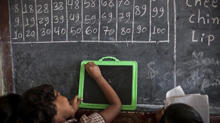 Dzieci z rodzin trędowatych nie są przyjmowane w Indiach do normalnych szkół, ciąży na nich stygmat choroby rodziców