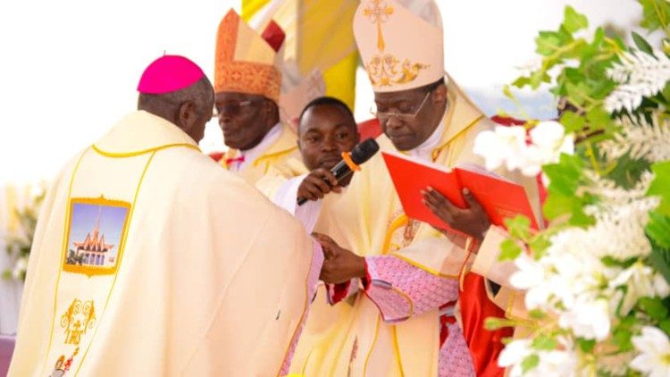 Kardinali Rugambwa akimweka wakfu Askofu Jovitus Mwijage