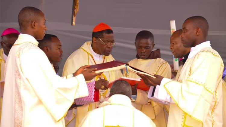 Kardinali Rugambwa akimsimika Askofu Mteule Jovitus Mwijage
