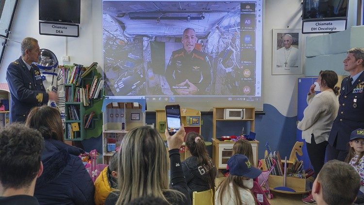 O astronauta Villadei conectado do espaço com as crianças do Hospital Menino Jesus