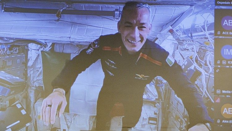 Il colonnello Vittadei, mentre fluttua nello spazio senza gravità della Stazione Spaziale
