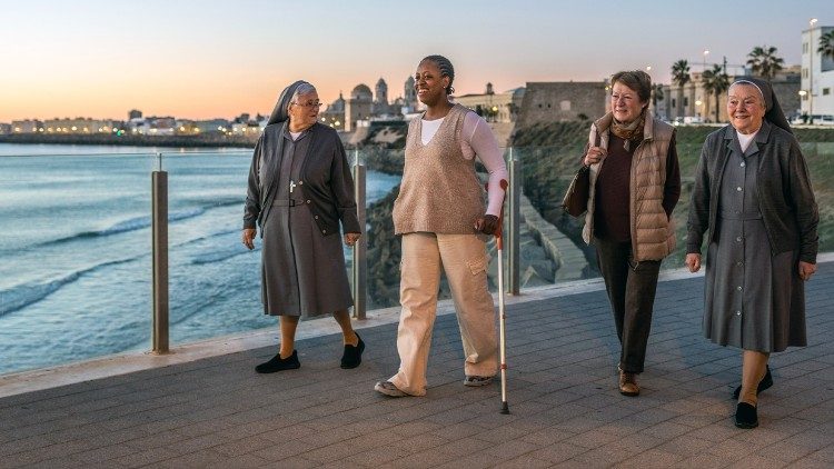 Together with Pepita, her "adoptive mother," and the Sisters of Mary Immaculate, Fatoumata walks and smiles again on the promenade of Cadiz. (Giovanni Culmone / Global Solidarity Fund)