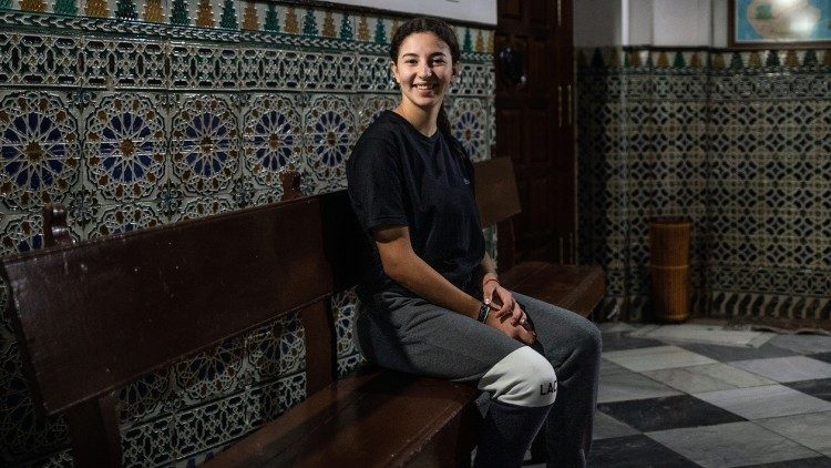 Saleha Mohamed Chanhih is a young woman full of energy, the daughter of Moroccan immigrants in Spain. She is currently attending a physical education course. (Giovanni Culmone / Global Solidarity Fund)