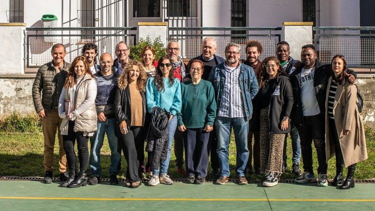 Voluntarios y profesionales contratados, locales y migrantes, forman el equipo interdisciplinario que acoge a quienes llegan a Cádiz en busca de un futuro mejor. (Giovanni Culmone/Global Solidarity Fund)
