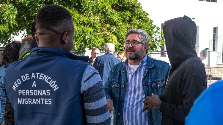 Juan Carlos Carvajal (de frente) acogió a Martial Tsatia (de espalda) cuando llegó herido desde Marruecos. Hoy comparten la misma misión en la Asociación Cardijn. (Giovanni Culmone/Global Solidarity Fund)