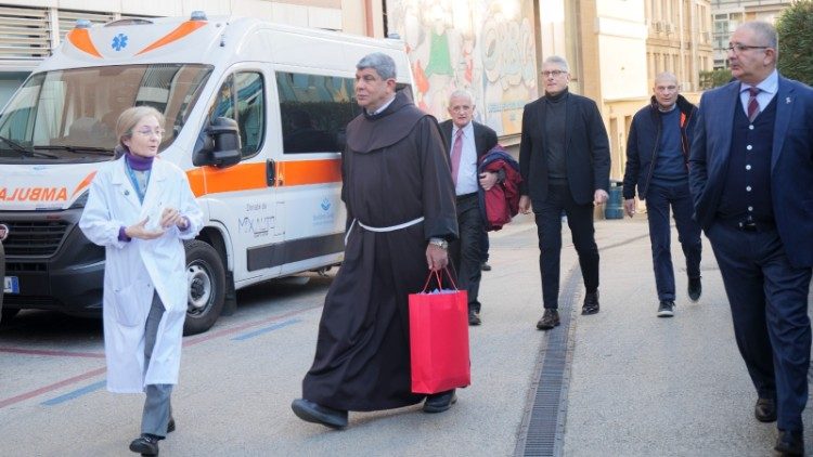 Le père Faltas devant l'hôpital du Bambino Gesu à Rome. 