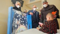Le père Faltas, vicaire de la Custodie de Terre Sainte a rencontré quatre enfants de Gaza soigné dans l'hôpital du Bambino Gesù. 