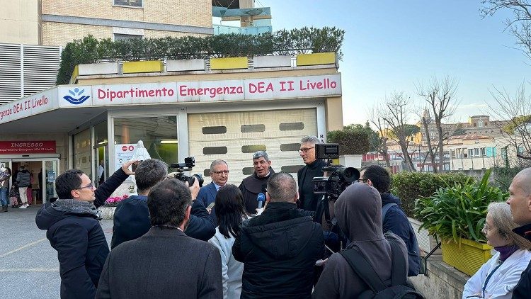 padre Faltas con i bambini di Gaza ospitati dall'ospedale Bambino Gesù