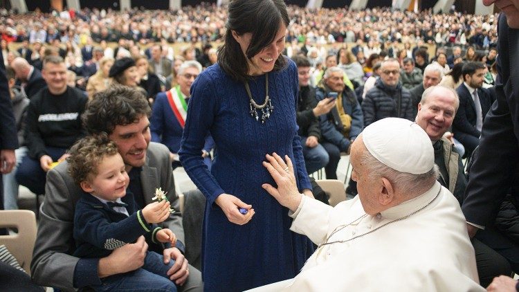 Papa Francisco abençoando a gravidez de Silvia